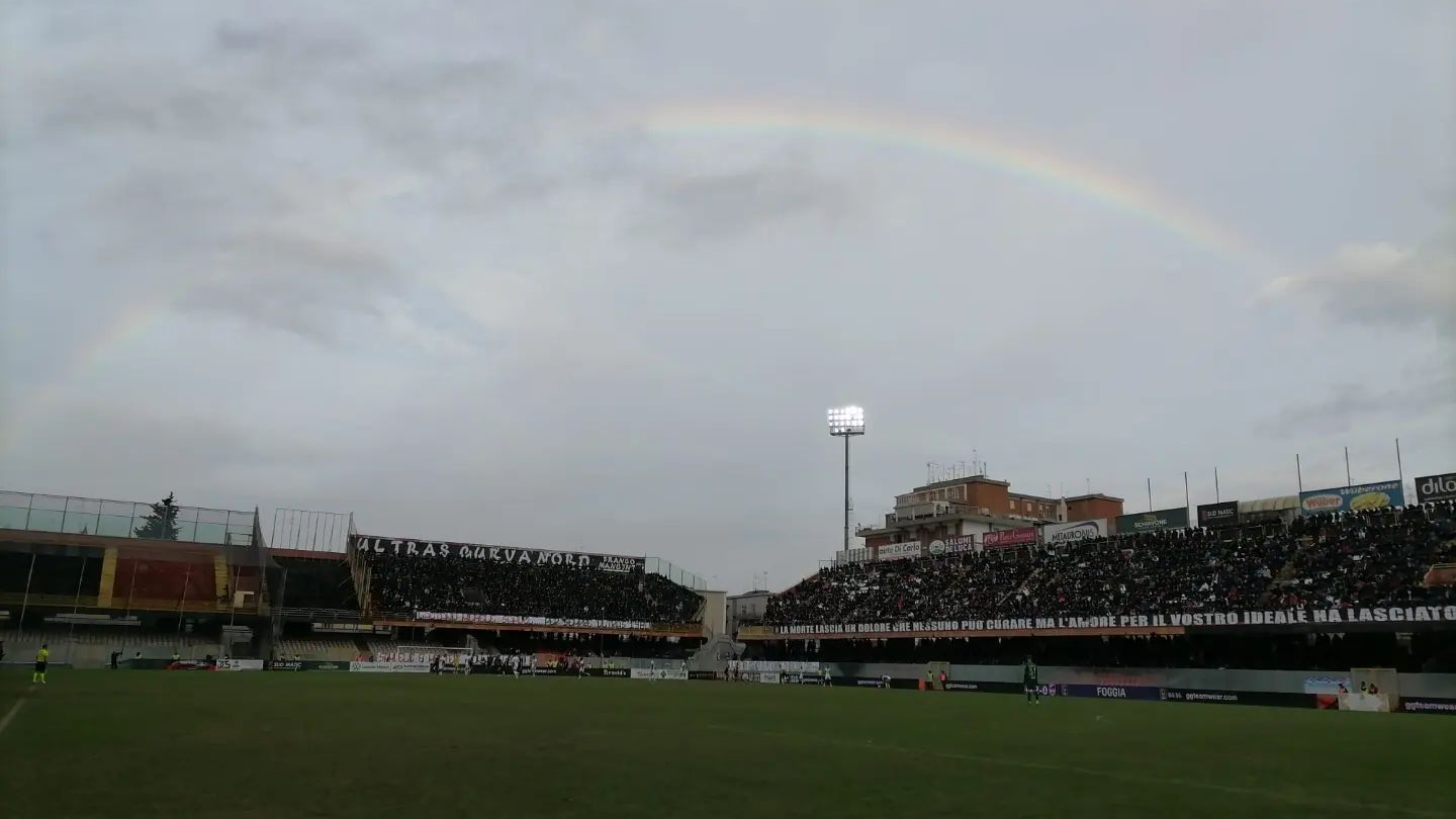 Il ricordo dei 3 ragazzi di Fogglia, con un arcobaleno in occasione della sfida contro il Catania