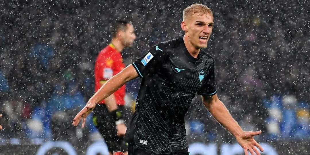 Il secondo round di Lazio-Napoli lo vince ancora una volta la corazzata guidata da Baroni, questa volta a battere il Napoli è Gustav Isaksen.