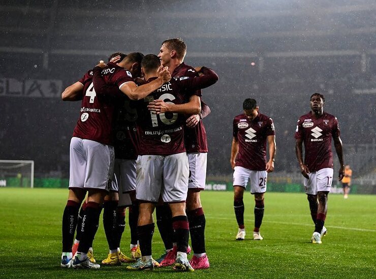 Il Torino che festeggia il gol.